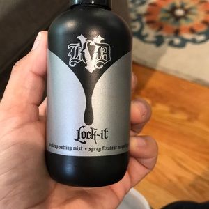 Kat Von D- setting spray